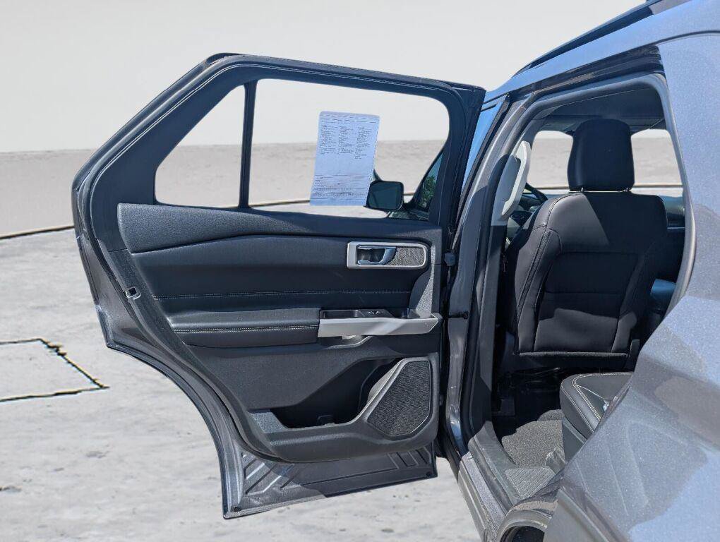Used 2022 Ford Explorer XLT w/ Equipment Group 202A AWD/4WD image 39