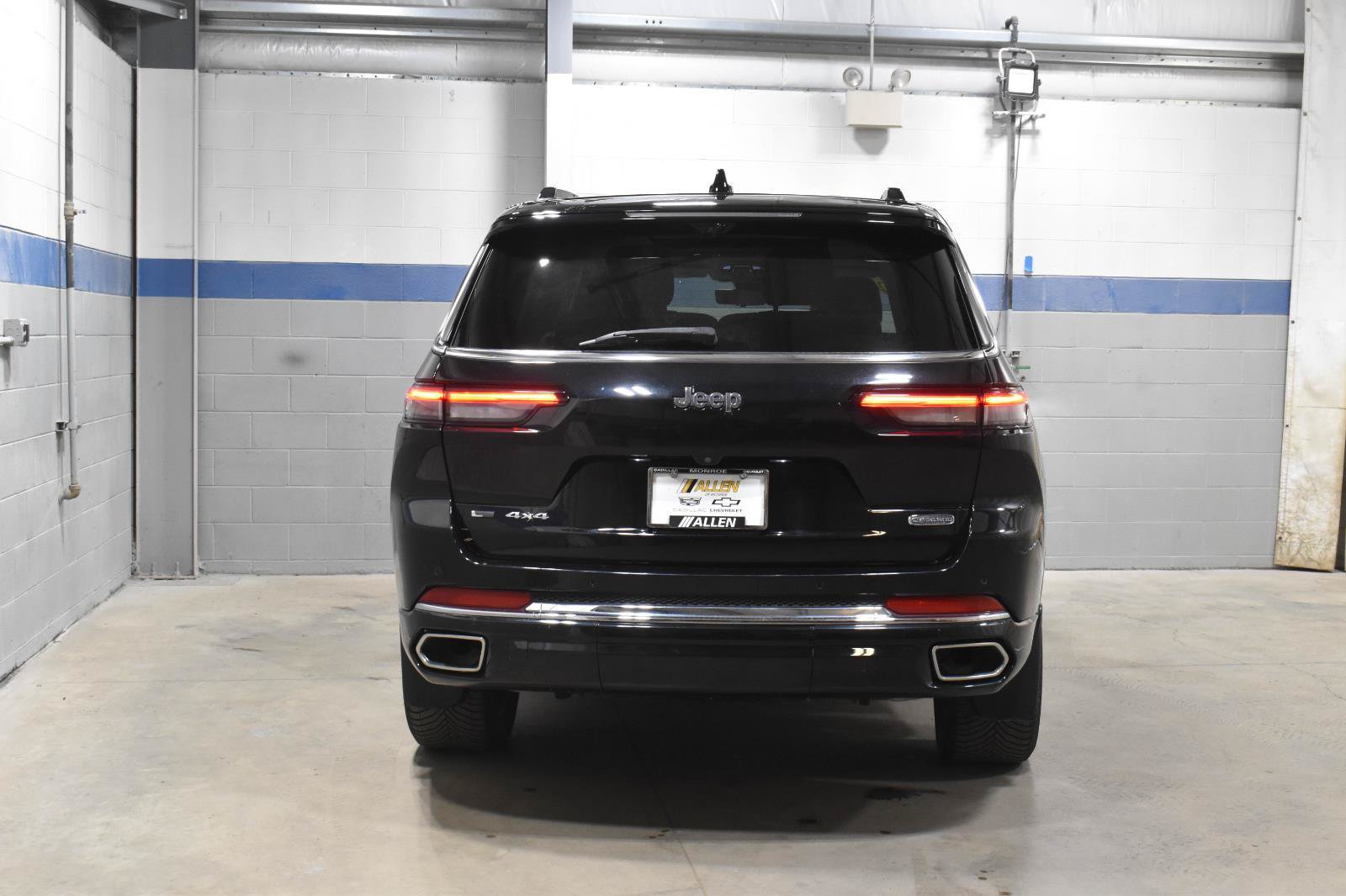 Used 2023 Jeep Grand Cherokee L Overland w/ Advanced Protech Group III AWD/4WD image 28