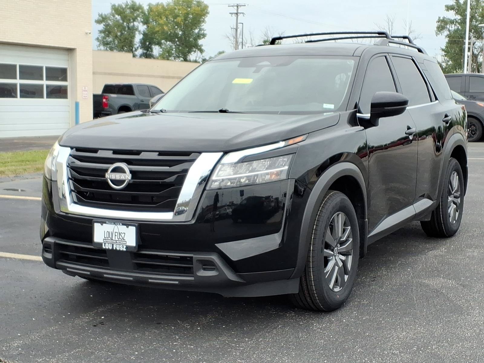 Used 2022 Nissan Pathfinder SV AWD/4WD image 2