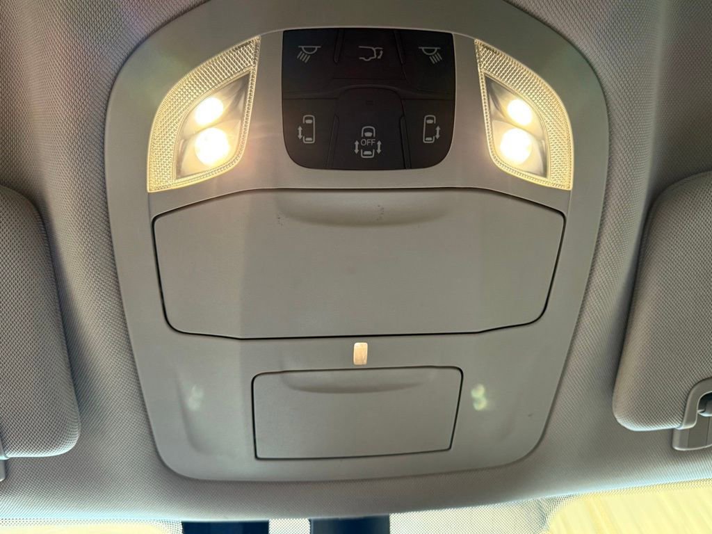 Used 2024 Chrysler Pacifica Touring-L image 33