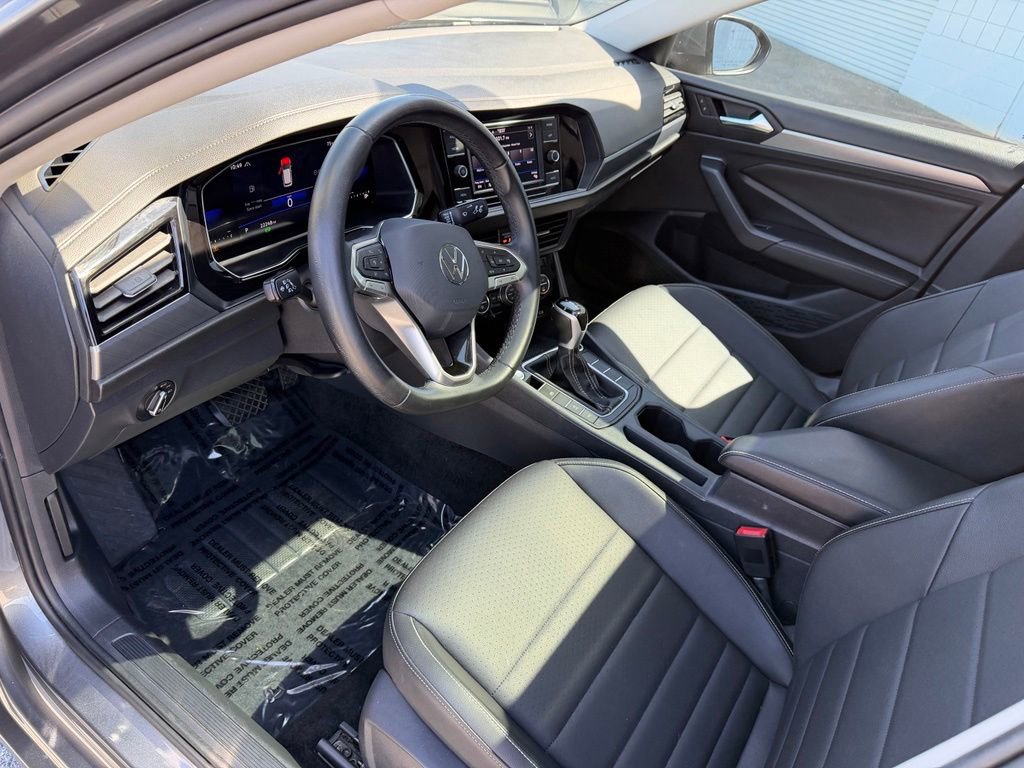 Used 2024 Volkswagen Jetta SE FWD image 2