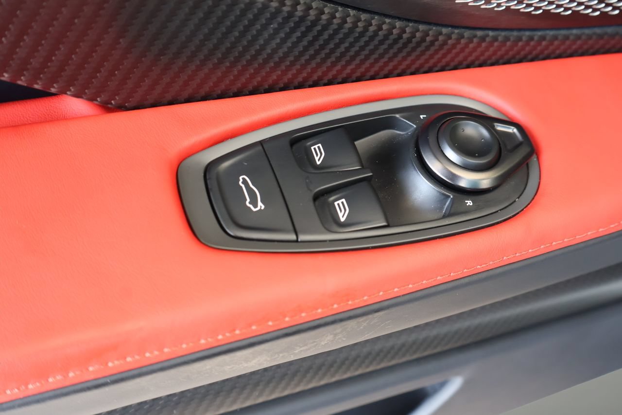 Used 2025 Aston Martin Vanquish RWD image 10