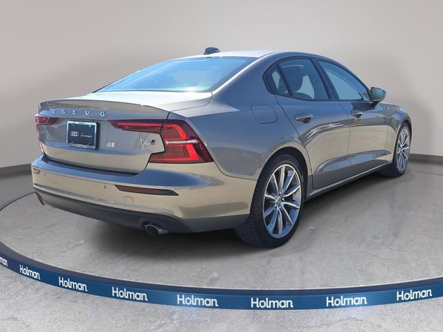 Used 2021 Volvo S60 T6 Momentum w/ Premium Package image 6