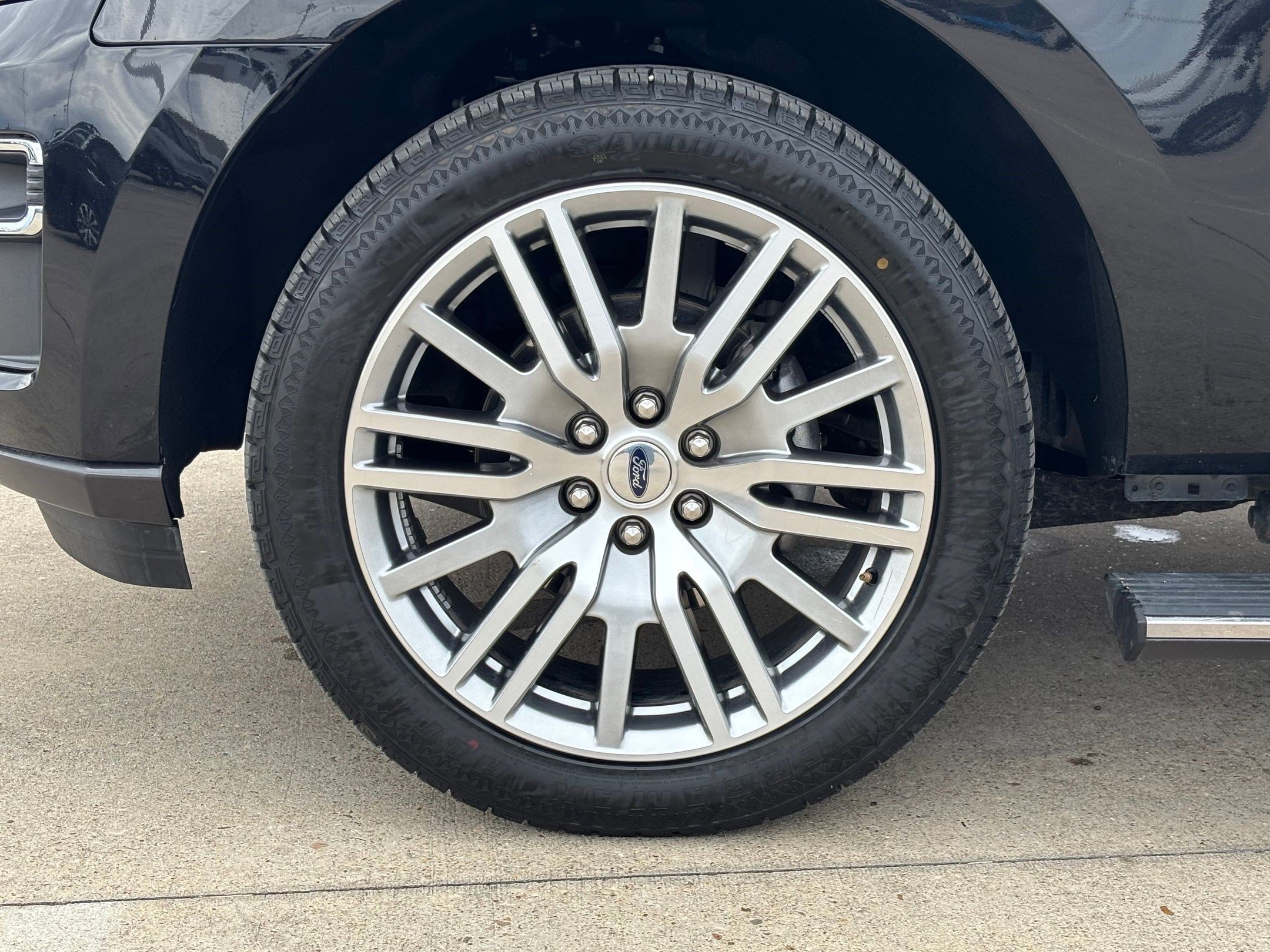 Used 2024 Ford Expedition Limited image 12