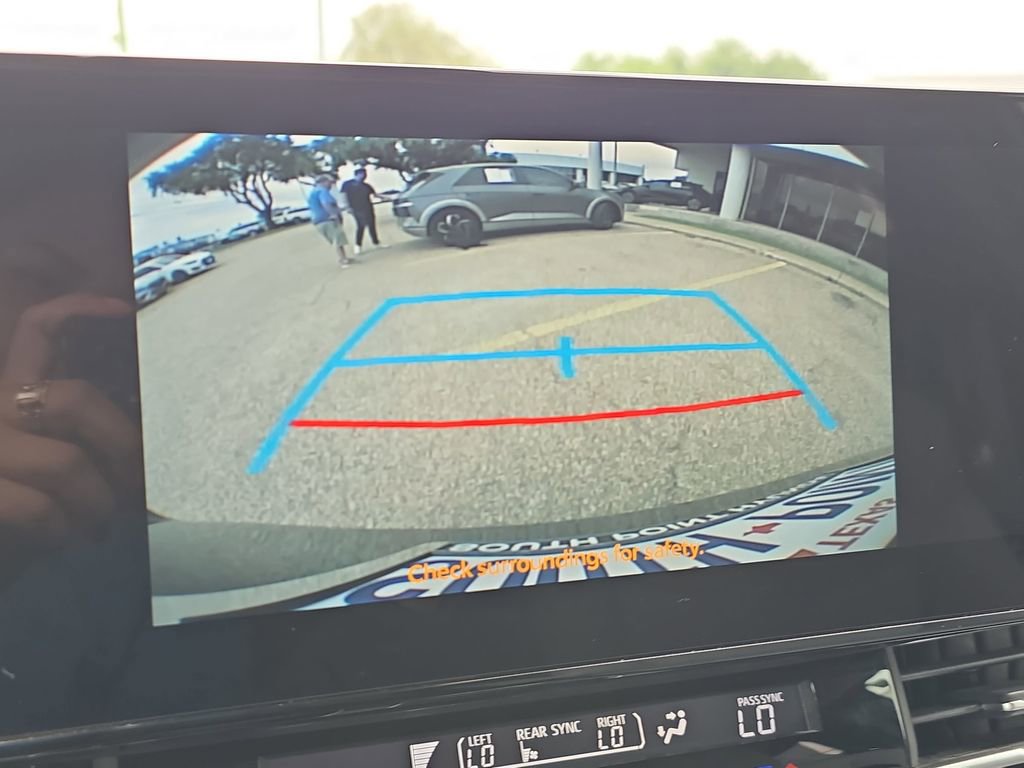 Used 2025 Toyota Sienna XLE FWD image 24