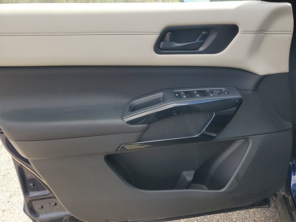 Used 2024 Nissan Pathfinder SV w/ SV Premium Package image 9