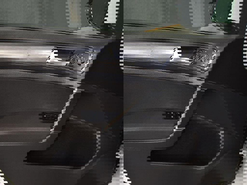 Used 2019 Volkswagen e-Golf SE image 14