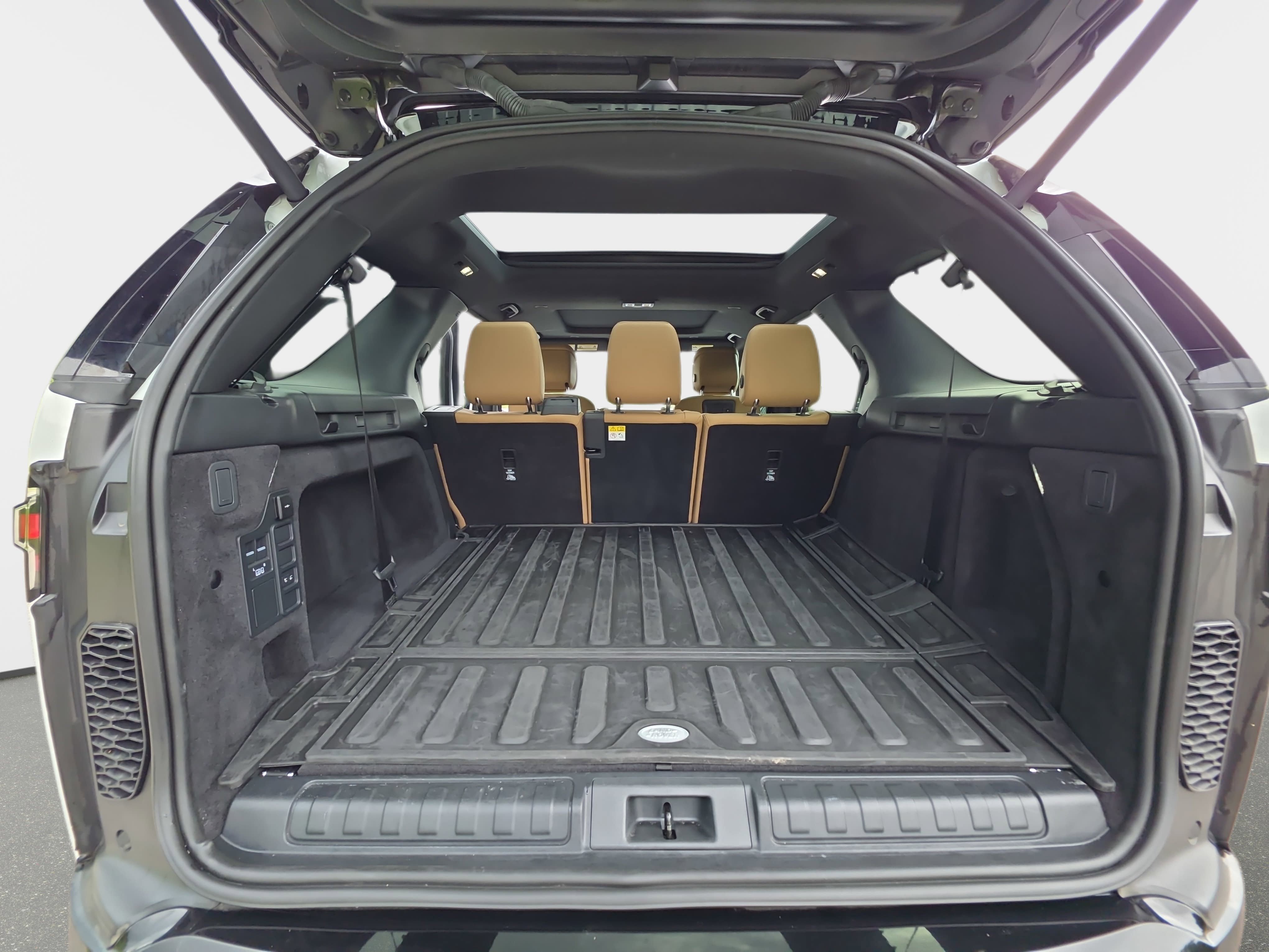 Used 2025 Land Rover Discovery Dynamic SE AWD/4WD image 12