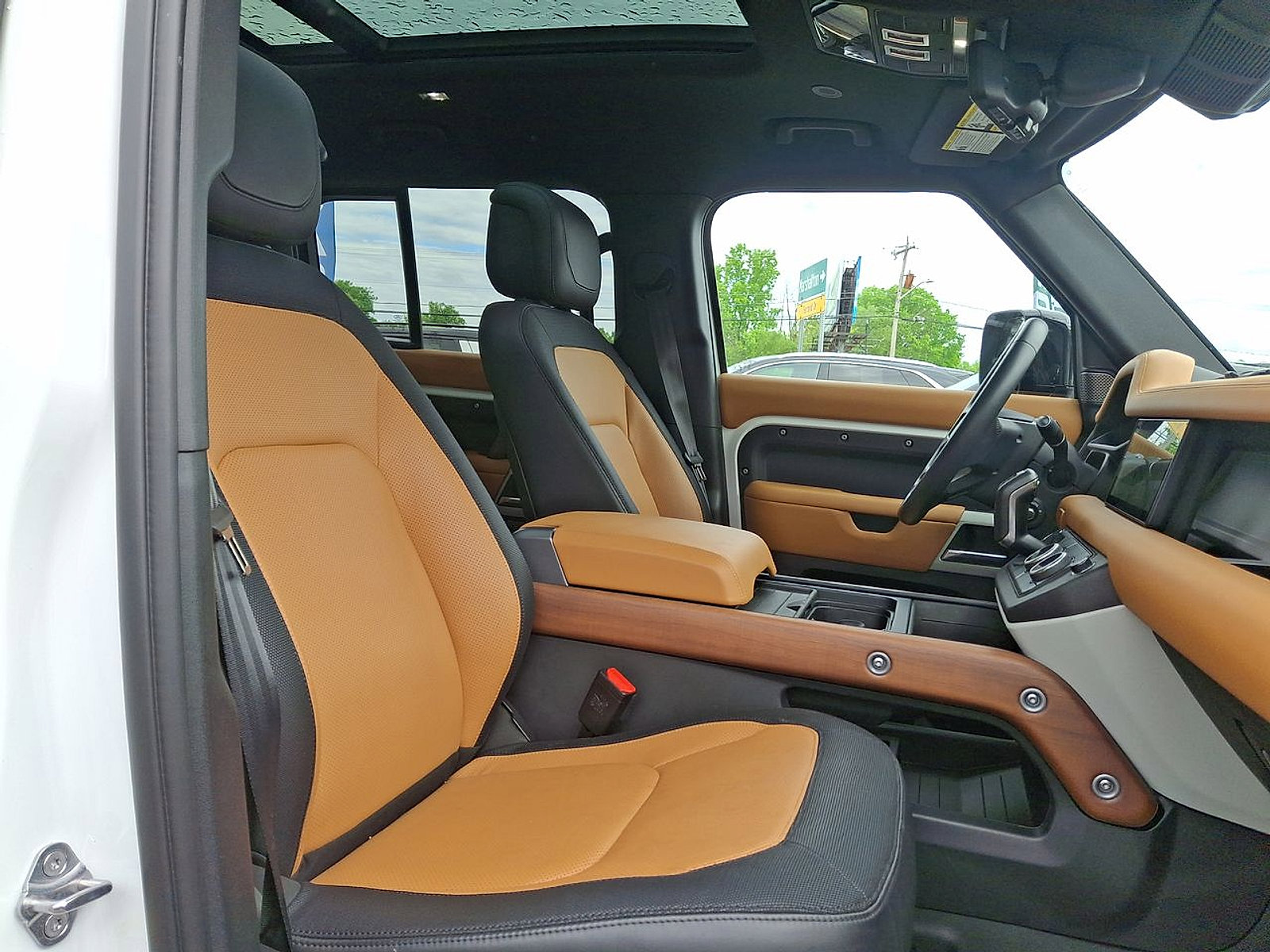 Used 2024 Land Rover Defender 110 X-Dynamic SE AWD/4WD image 30