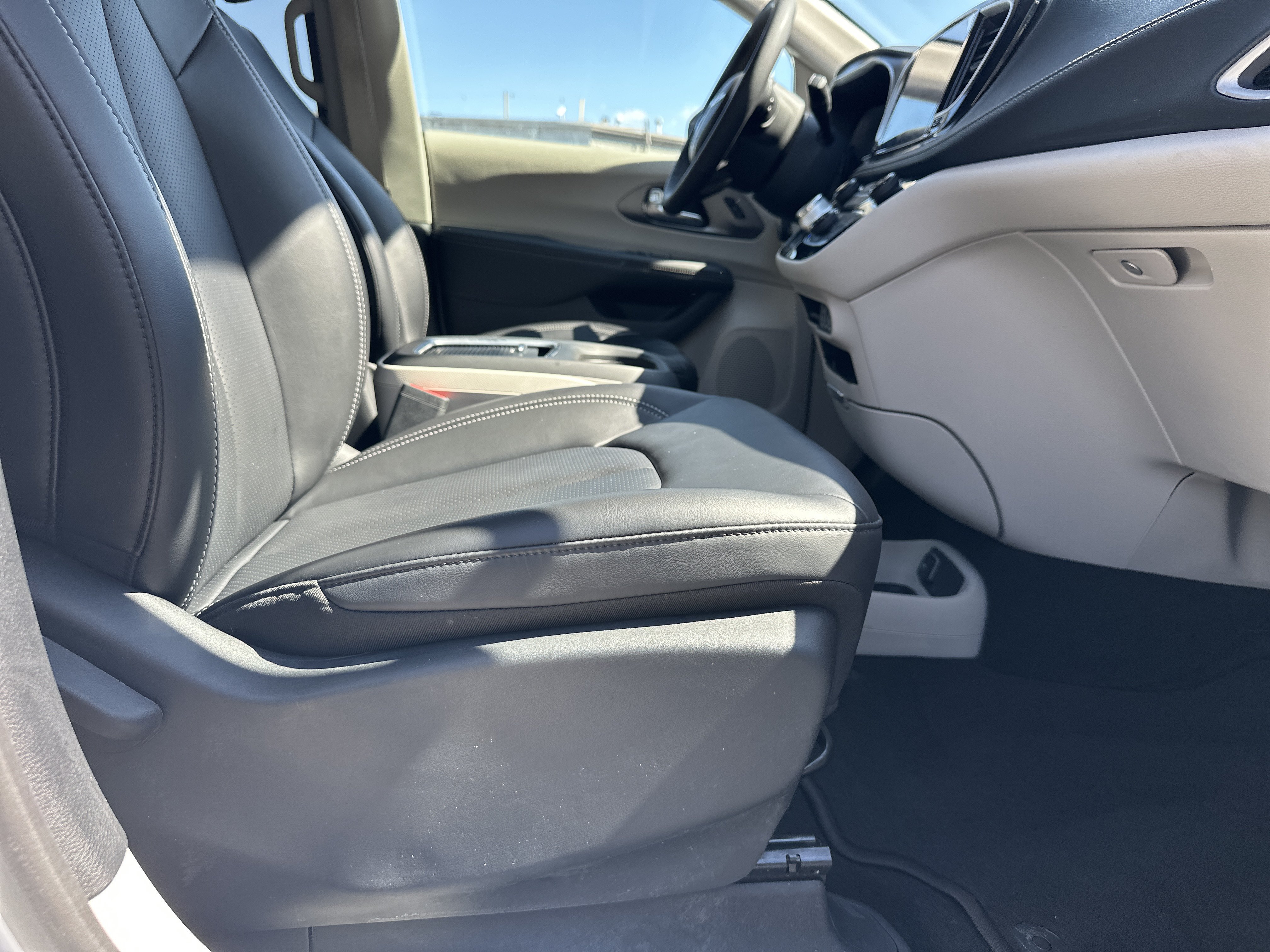 Used 2023 Chrysler Pacifica Touring-L AWD/4WD image 15