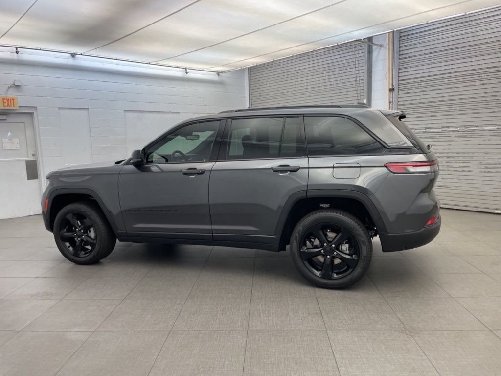 New 2025 Jeep Grand Cherokee Limited w/ Luxury Tech Group II RWD image 5