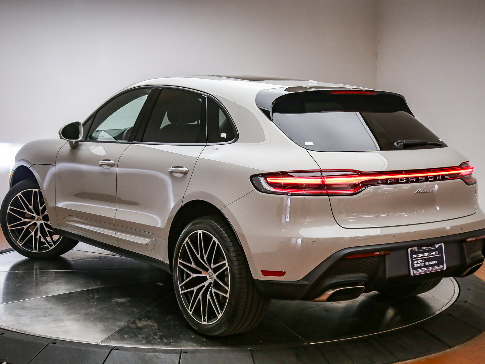 Certified 2026 Porsche Macan AWD/4WD image 6