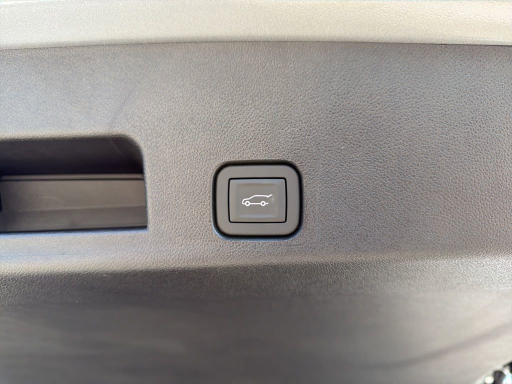 Certified 2025 Chevrolet Traverse RS w/ LPO, Illumination Package FWD image 16