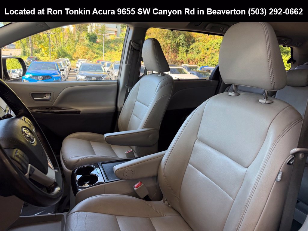 Used 2019 Toyota Sienna XLE w/ XLE Navigation Package FWD image 14