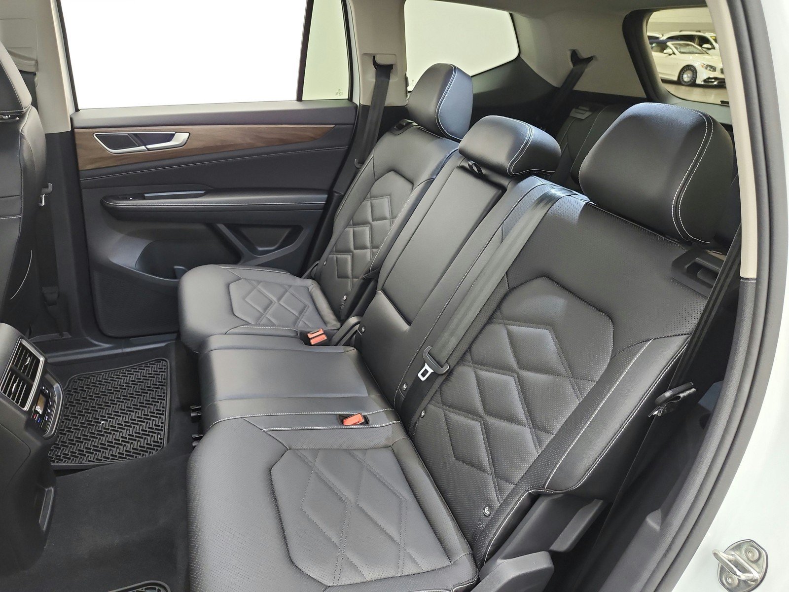 Used 2025 Volkswagen Atlas SE FWD image 13