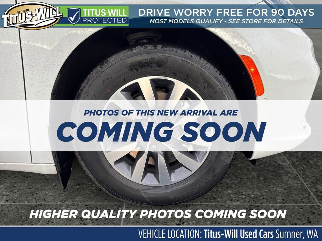 Used 2023 Chrysler Pacifica Limited w/ Uconnect Theater Family Group image 4