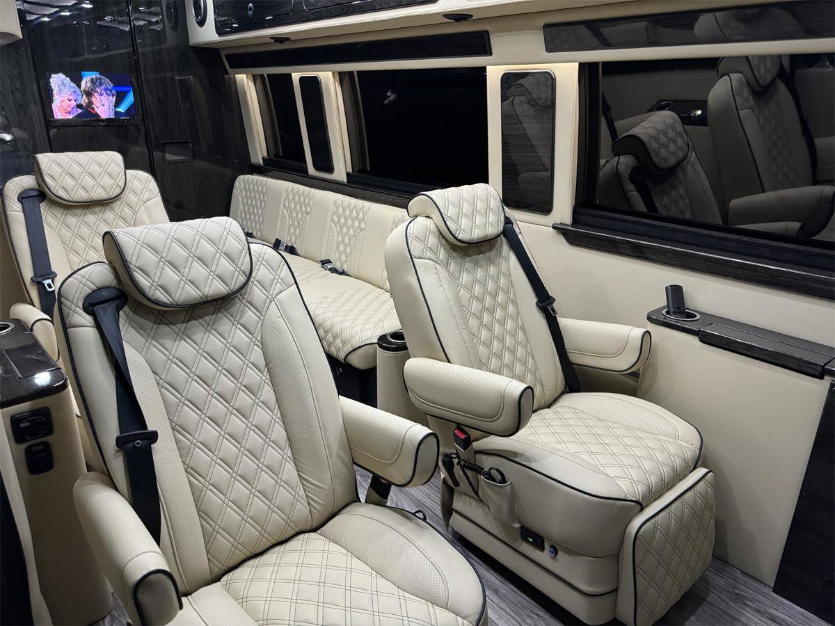 Used 2024 Mercedes-Benz Sprinter 3500 image 2