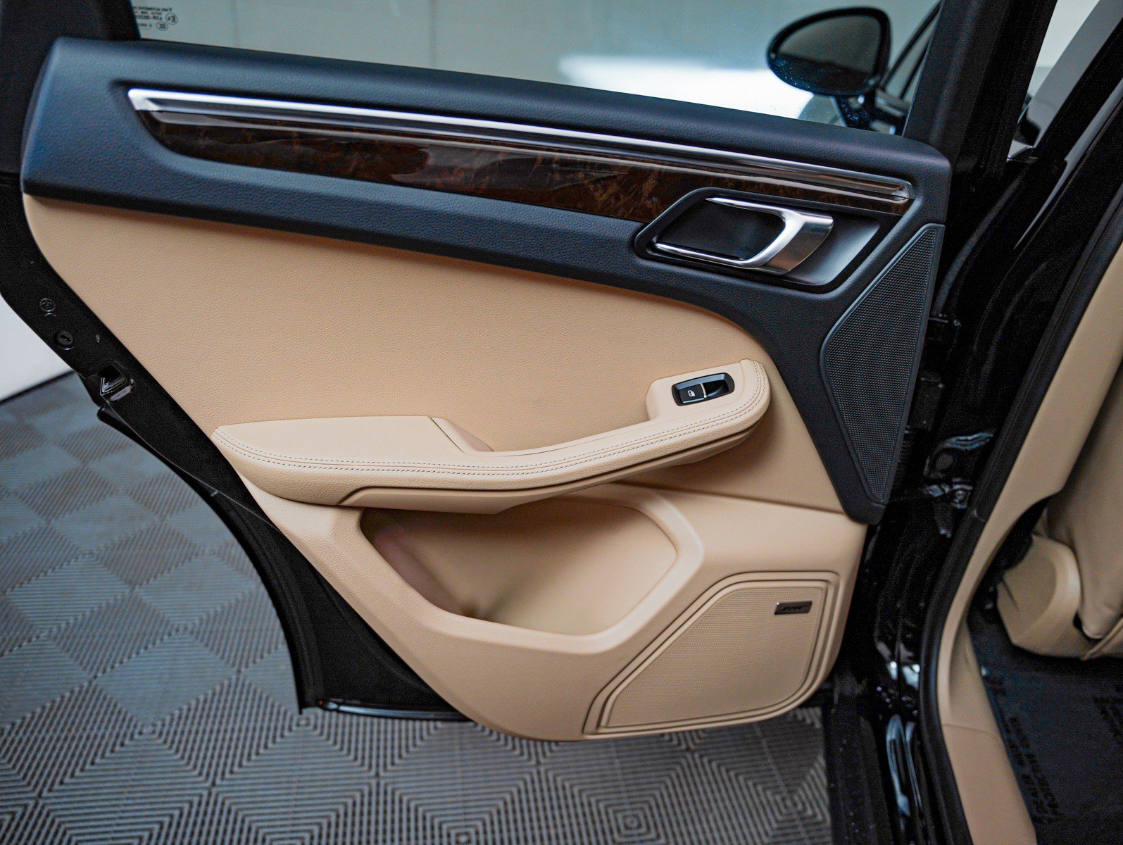 Certified 2025 Porsche Macan image 28