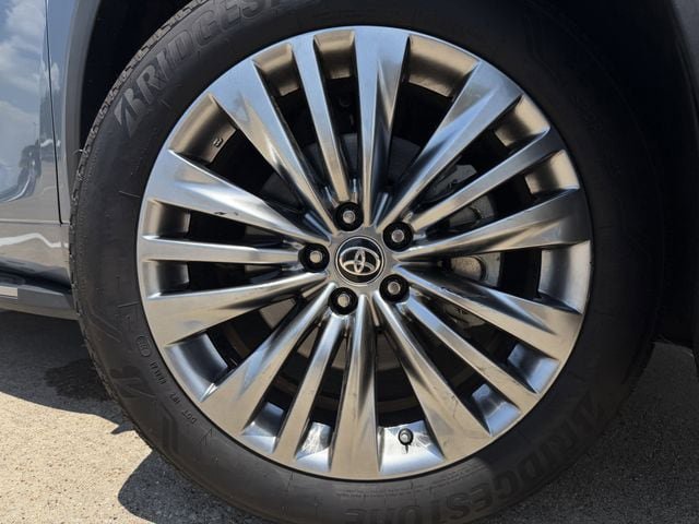 Used 2024 Toyota Highlander Platinum FWD image 9