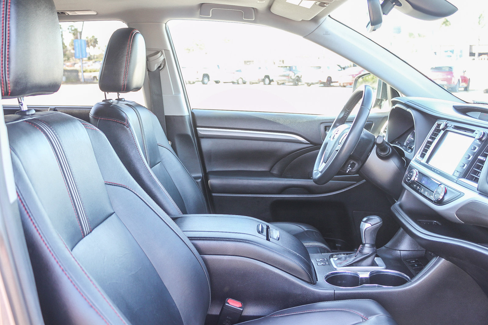 Used 2019 Toyota Highlander SE image 18