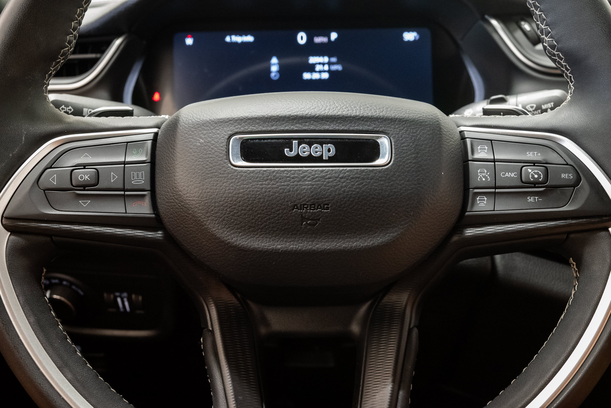 Used 2025 Jeep Grand Cherokee Altitude AWD/4WD image 12