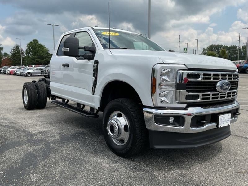 New 2025 Ford F350 XL w/ XL Chrome Package image 4