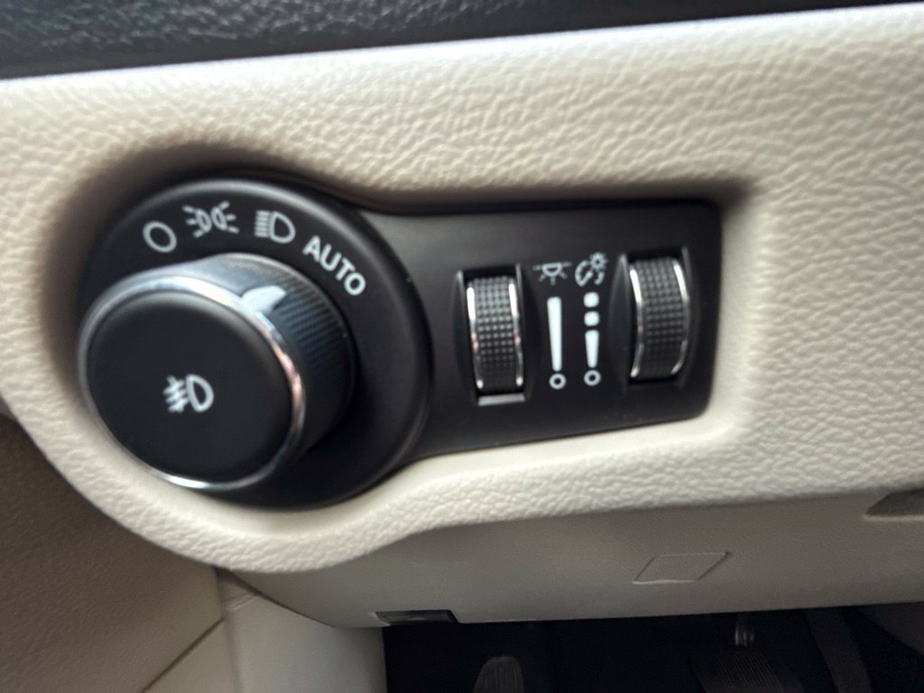 Used 2021 Chrysler Pacifica Touring-L w/ Uconnect Theater Family Group AWD/4WD image 34