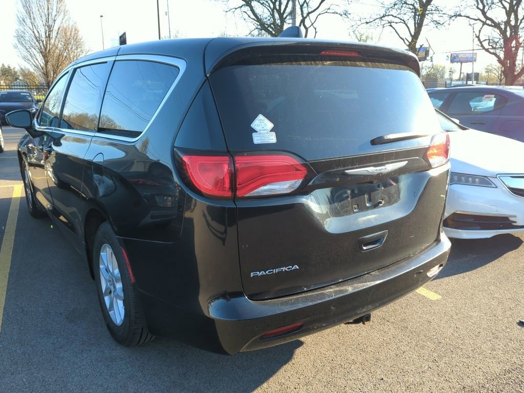 Used 2017 Chrysler Pacifica Touring image 4