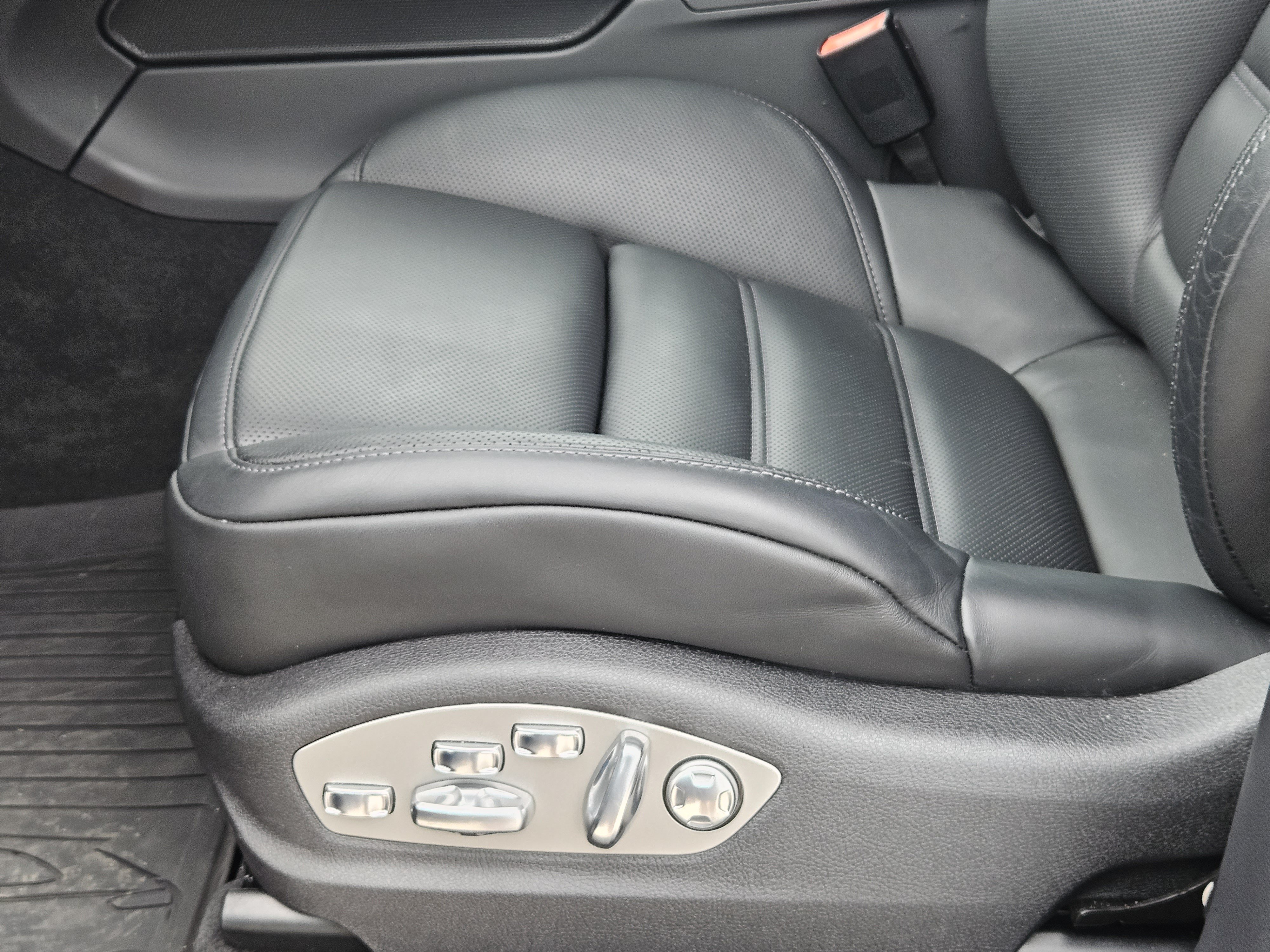 Certified 2026 Porsche Macan AWD/4WD image 23