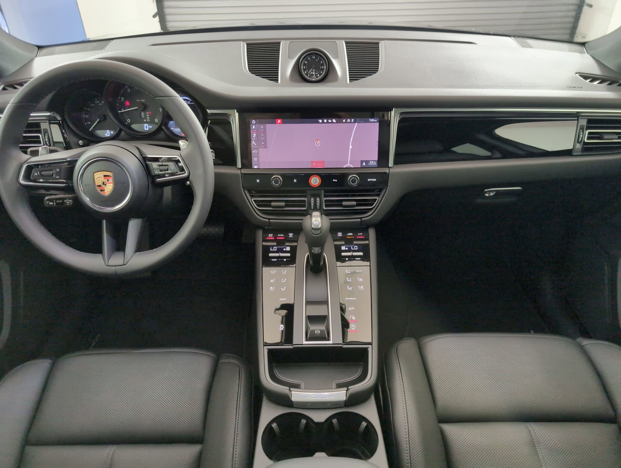 Certified 2025 Porsche Macan AWD/4WD image 21