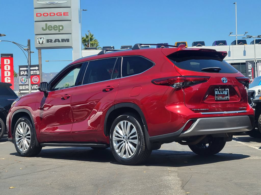 Used 2023 Toyota Highlander Platinum FWD image 2