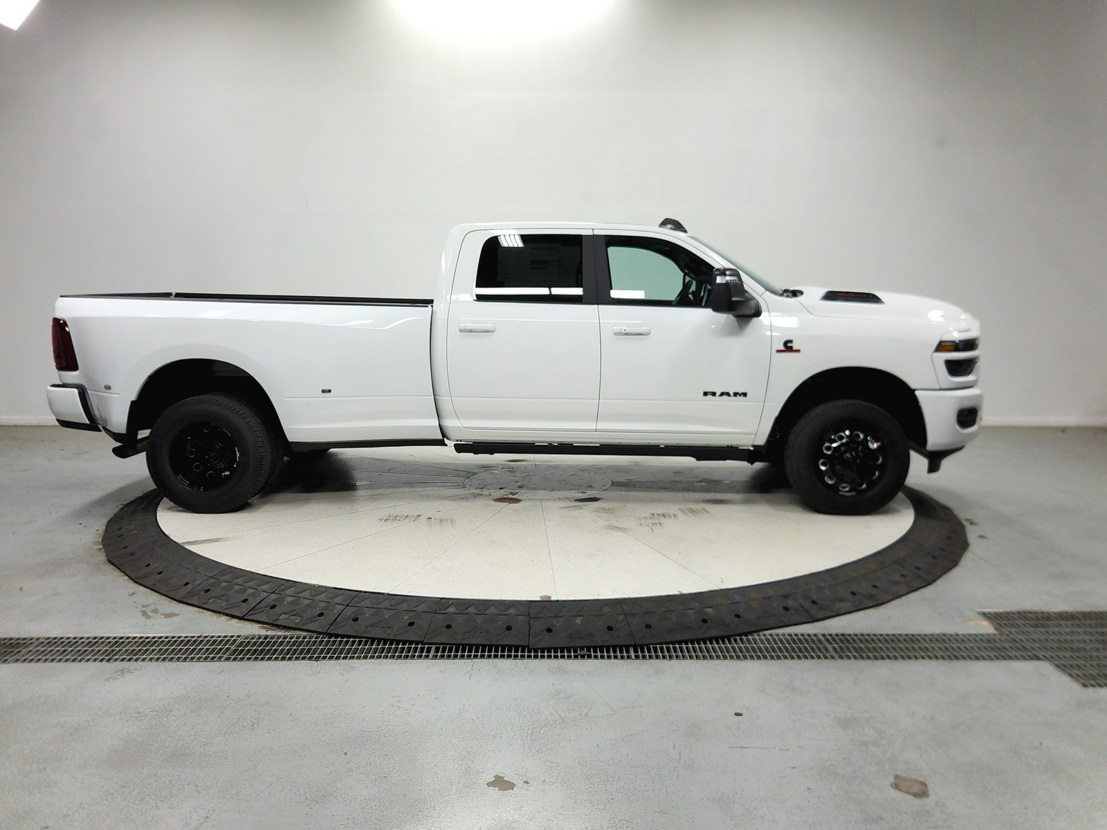 New 2026 RAM 3500 Laramie AWD/4WD image 9
