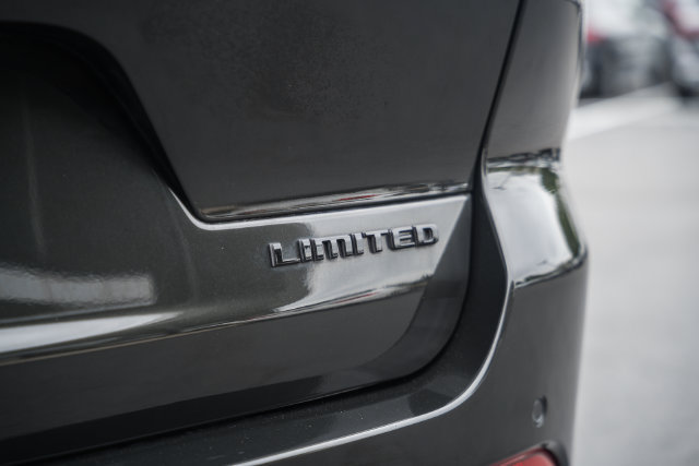 Used 2023 Jeep Grand Cherokee L Limited w/ Black Appearance Package AWD/4WD image 8