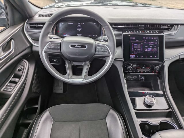 Used 2025 Jeep Grand Cherokee Altitude AWD/4WD image 16