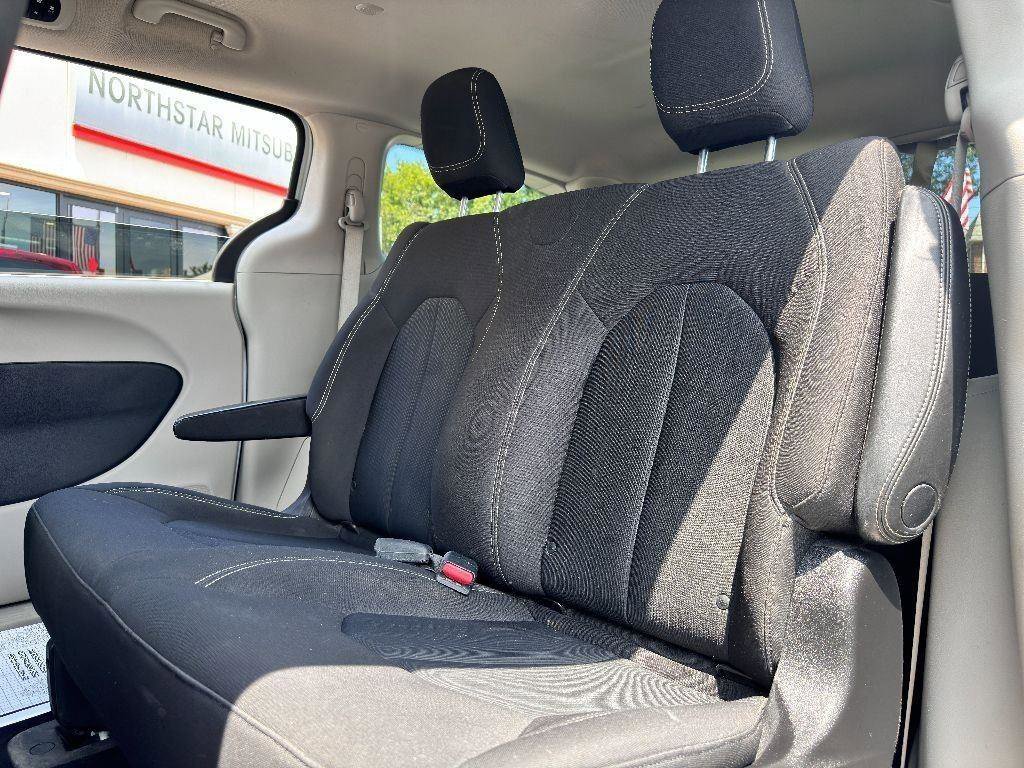 Used 2020 Chrysler Voyager L image 24