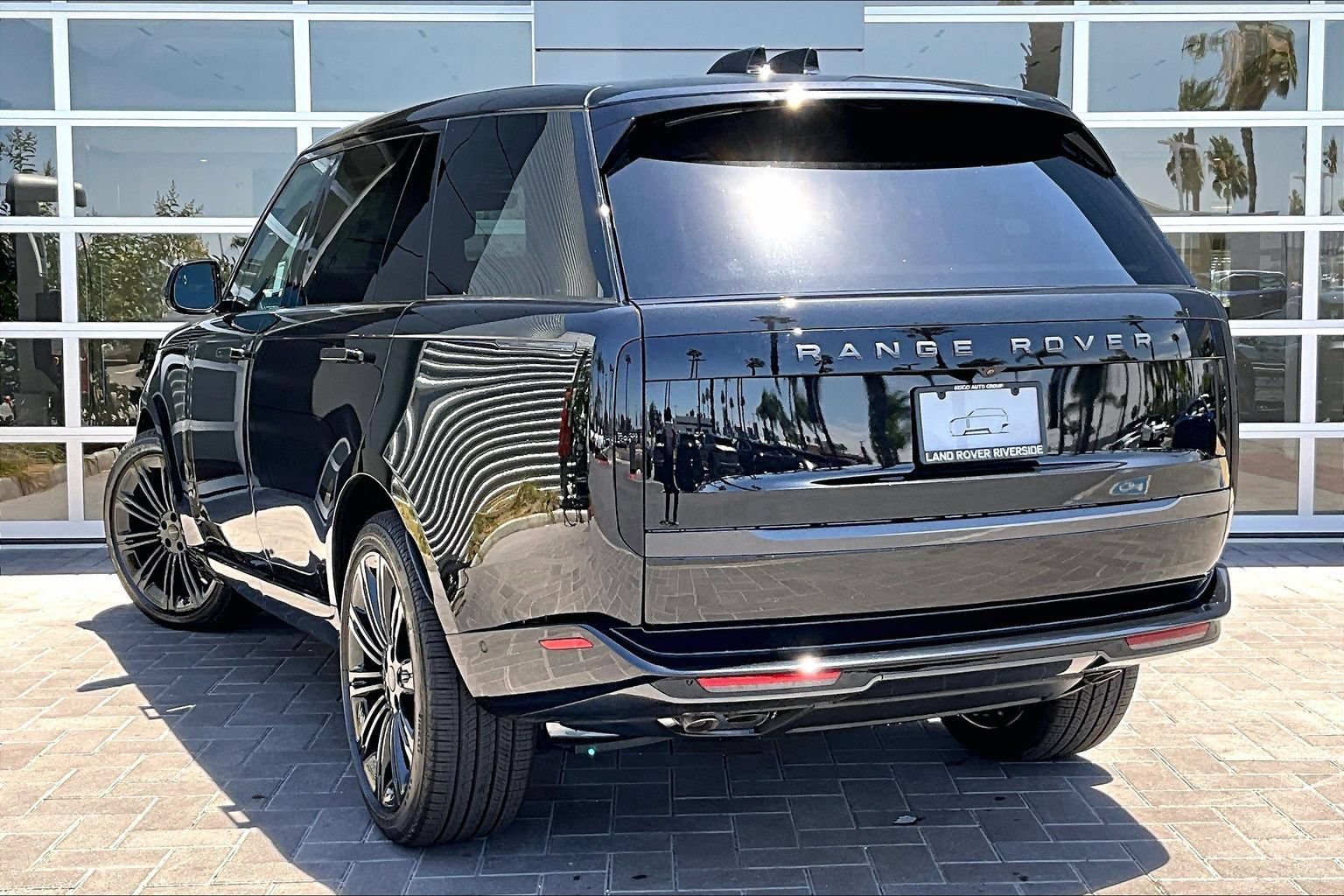 New 2026 Land Rover Range Rover Long Wheelbase SE AWD/4WD image 3