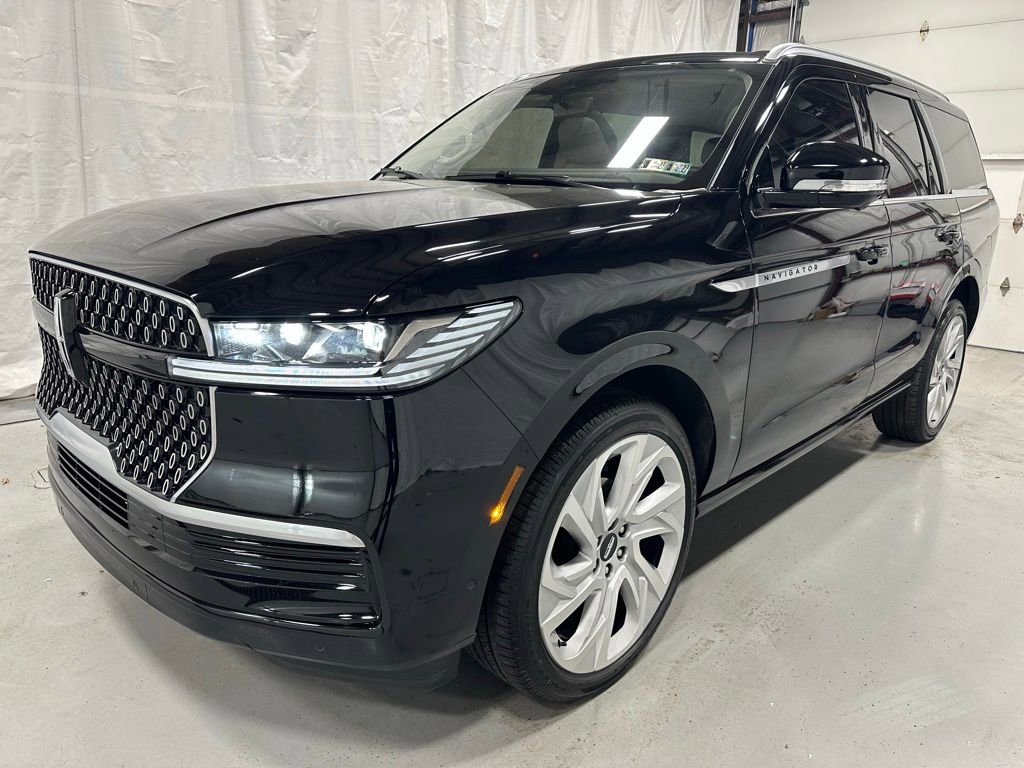 Used 2025 Lincoln Navigator Reserve image 3