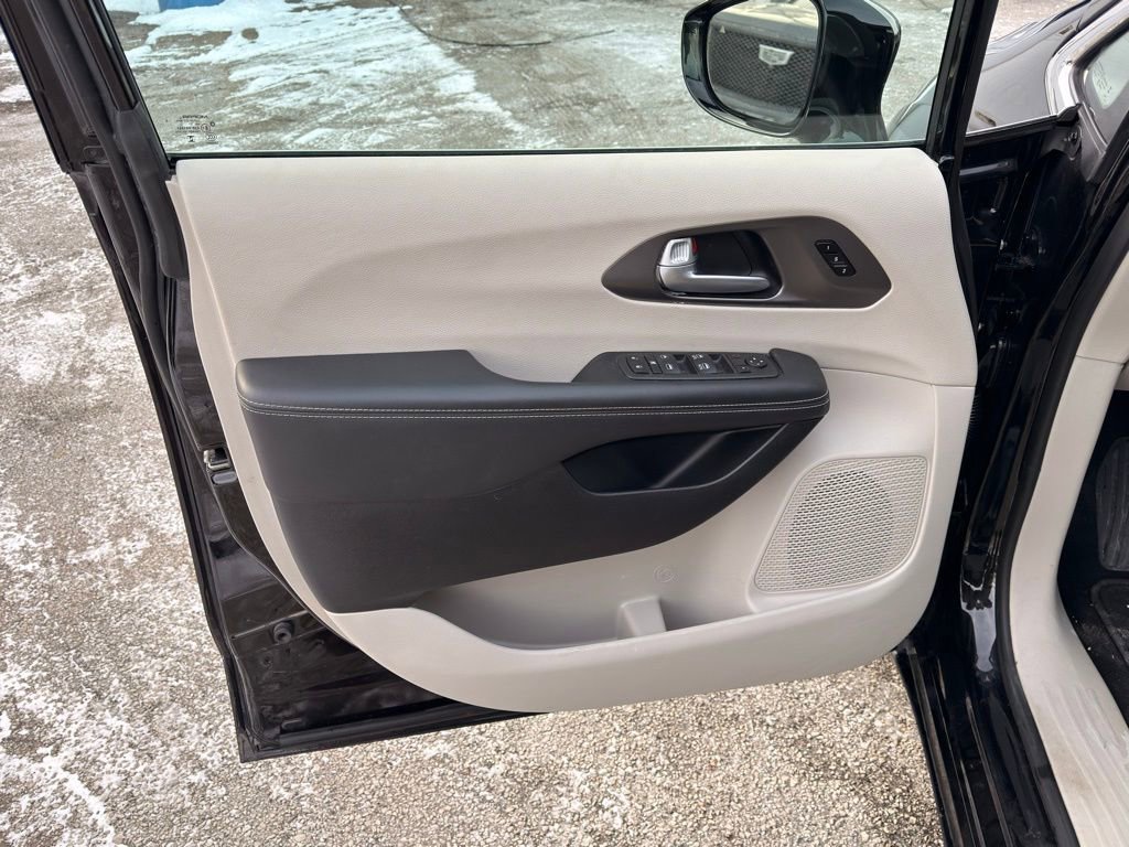 Used 2024 Chrysler Pacifica Touring-L FWD image 15