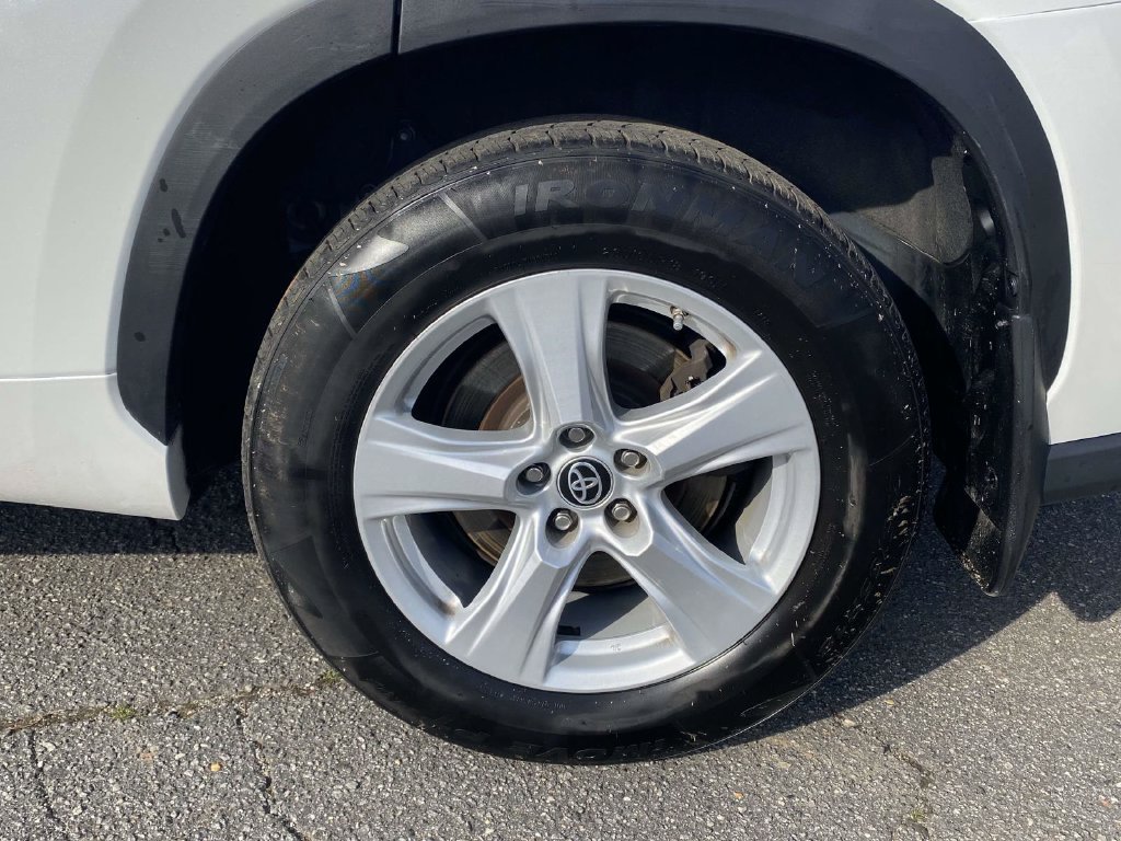 Used 2023 Toyota Highlander LE AWD/4WD image 8
