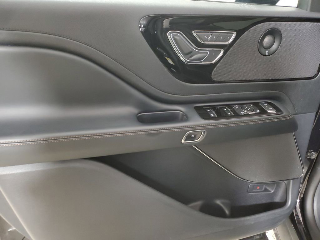 Used 2025 Lincoln Aviator 2WD w/ Jet Appearance Package image 18