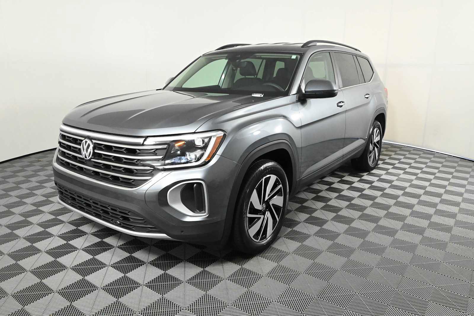 Certified 2024 Volkswagen Atlas SE FWD image 2