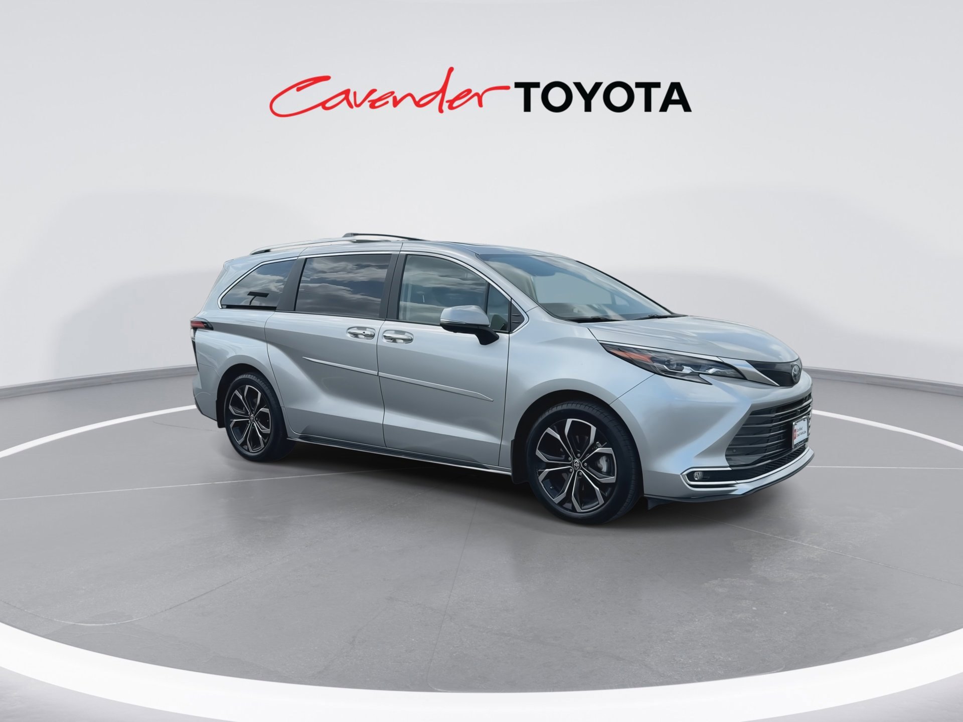 Used 2025 Toyota Sienna Platinum FWD image 2