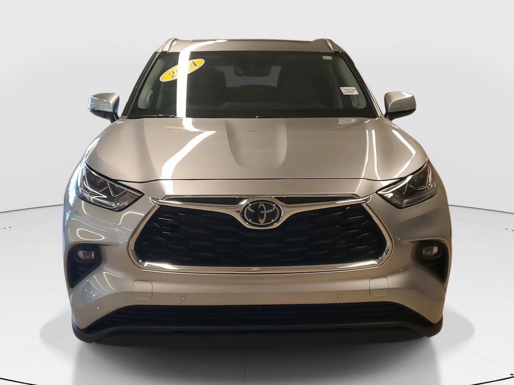 Used 2024 Toyota Highlander Limited image 2