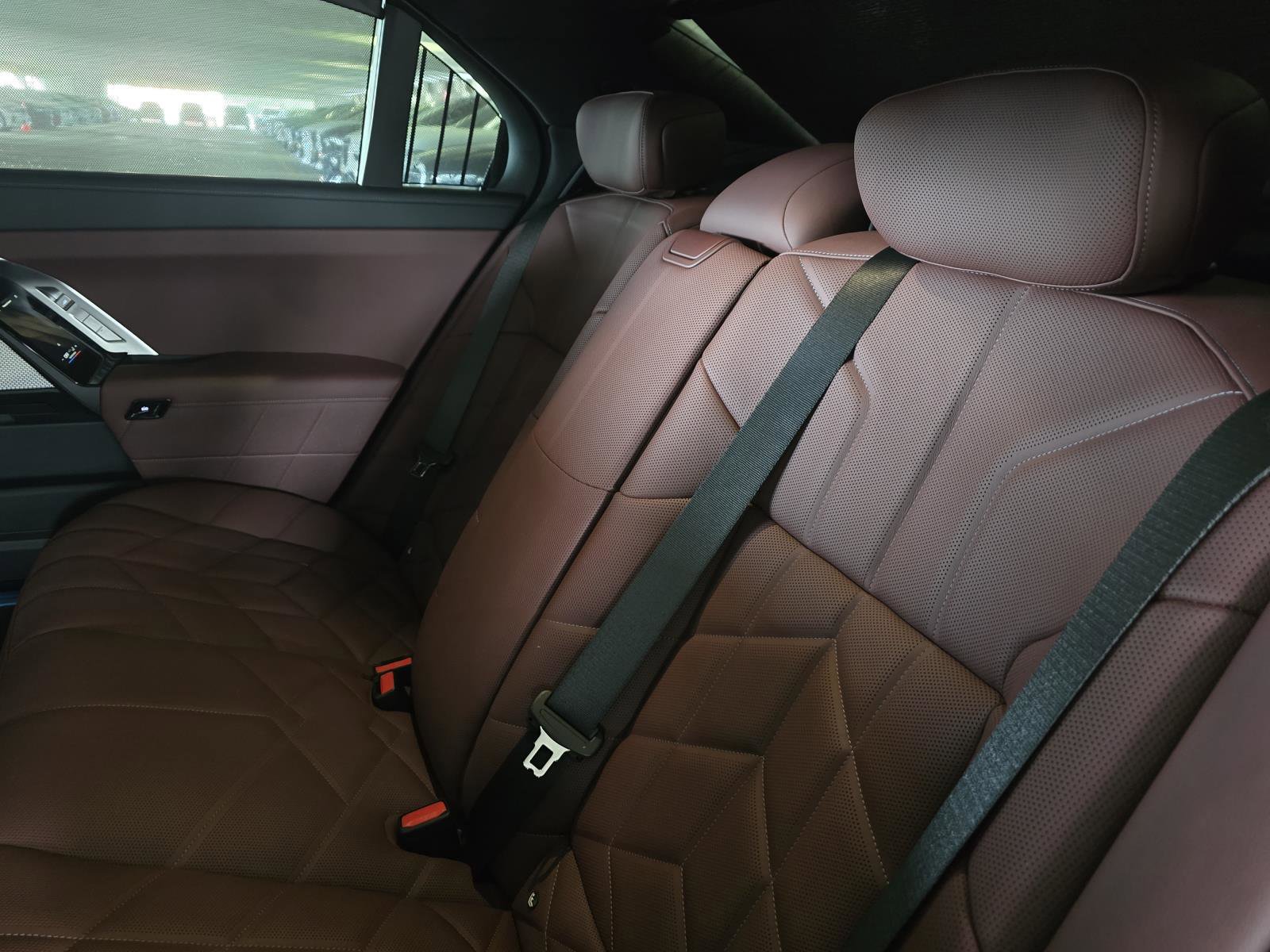 New 2025 BMW 750e xDrive w/ Premium Package image 8