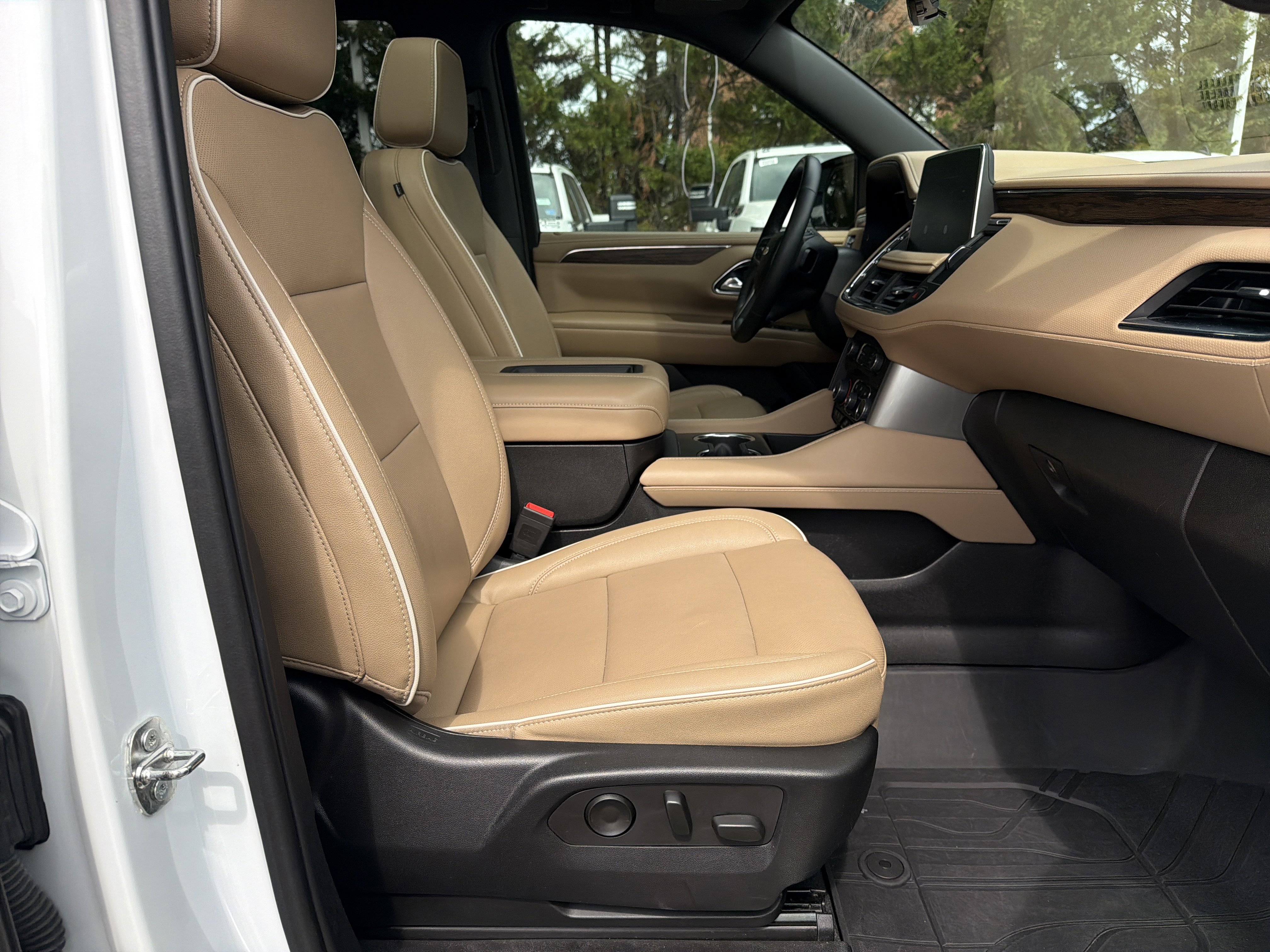 Used 2023 Chevrolet Tahoe Premier AWD/4WD image 34