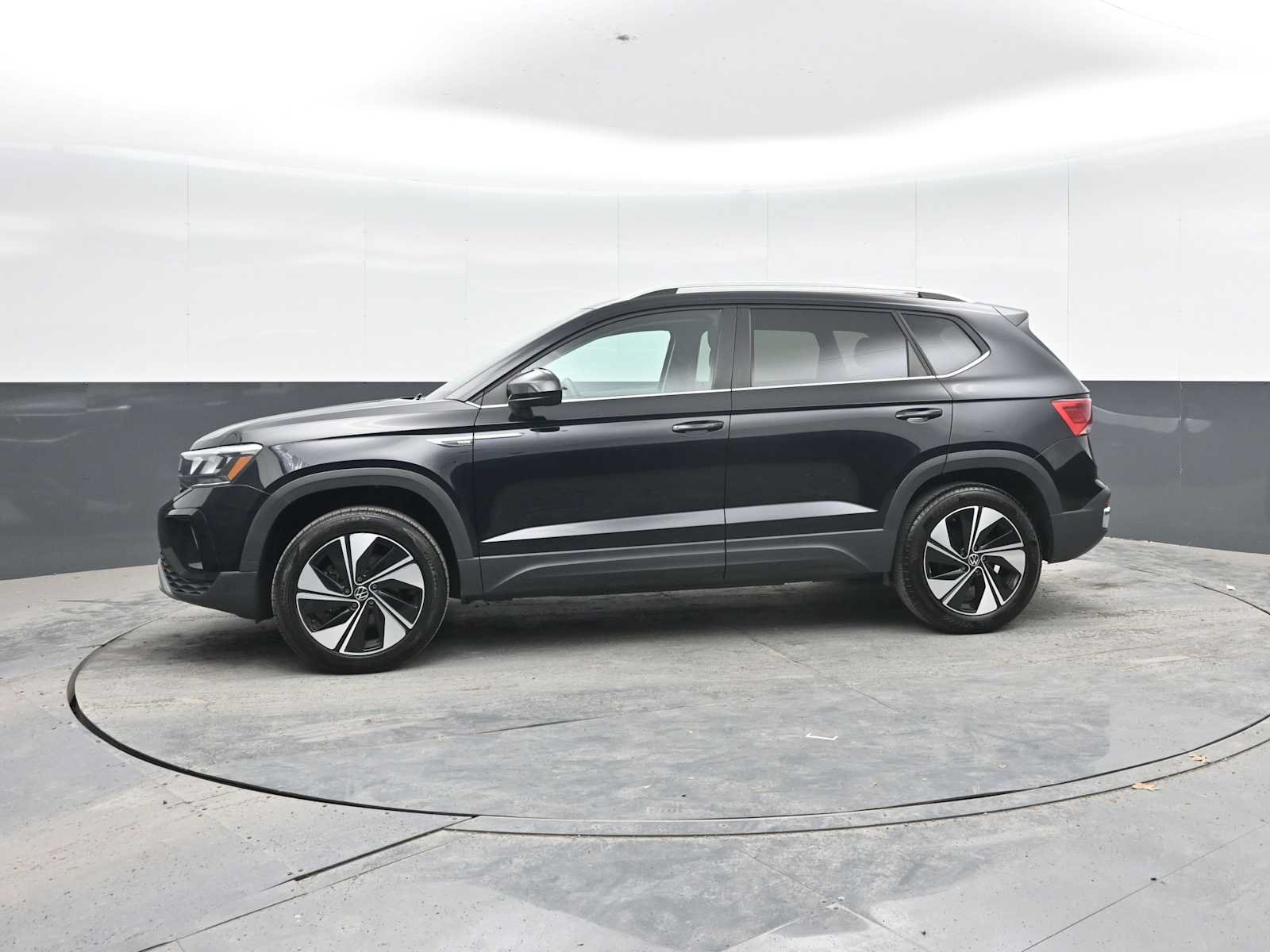 Used 2024 Volkswagen Taos SE AWD/4WD image 4