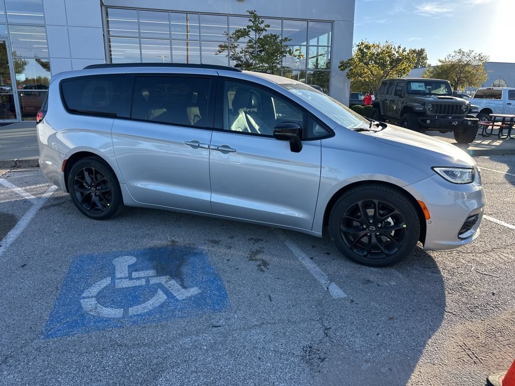 New 2026 Chrysler Pacifica Select FWD image 38