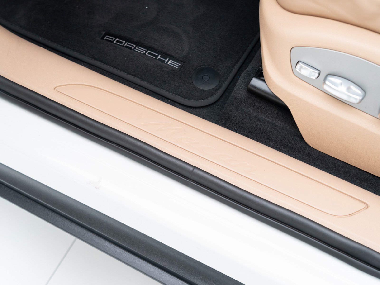 Certified 2025 Porsche Macan image 14