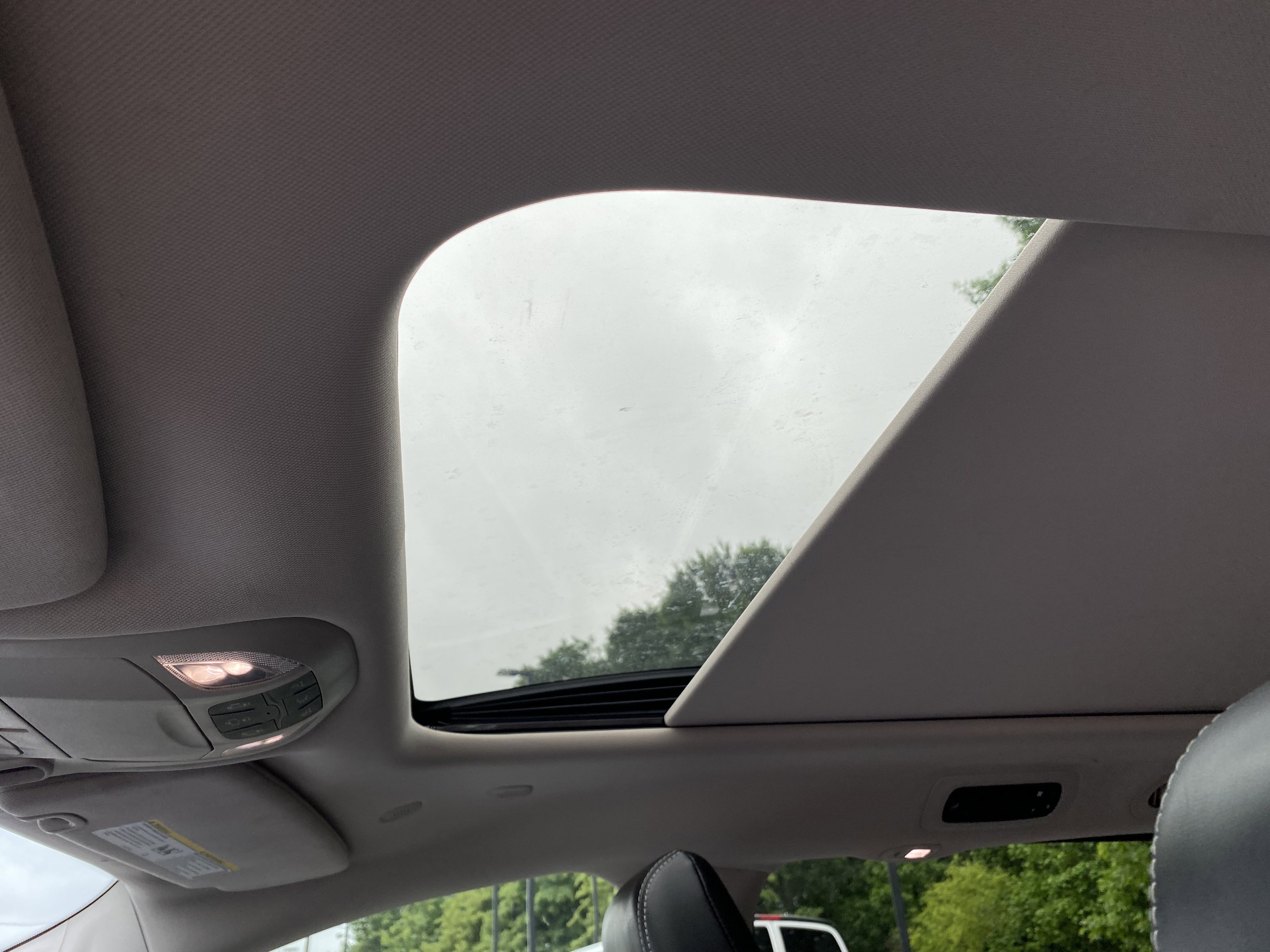 Used 2023 Chrysler Pacifica Limited FWD image 34