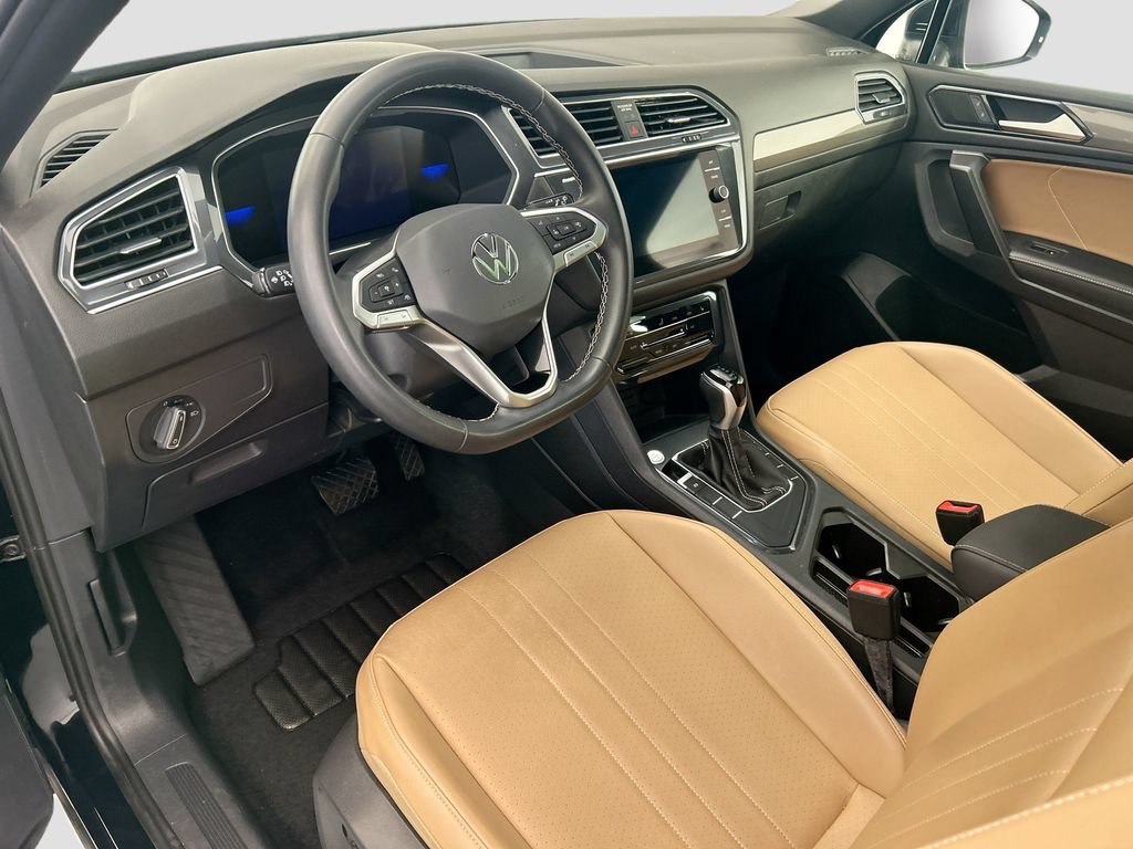 Used 2023 Volkswagen Tiguan SE w/ Panoramic Sunroof Package FWD image 9
